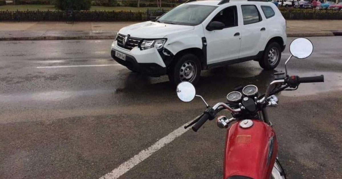 Moto y carro diplomático involucrados en el accidente © Andy Martínez / Facebook