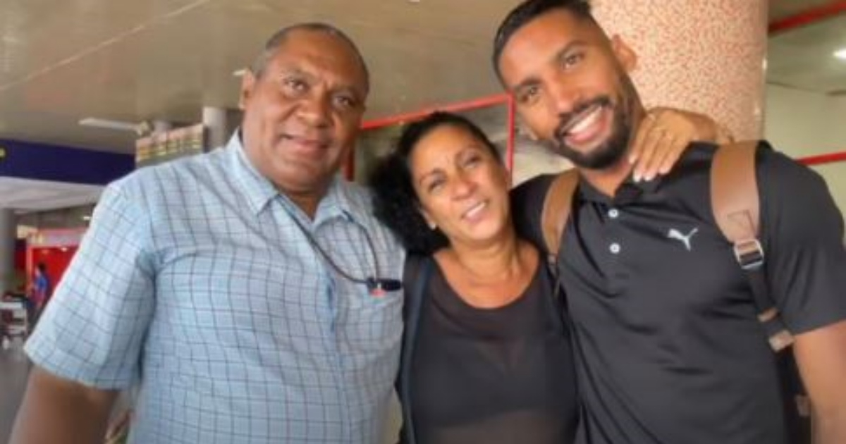 Marcel Hernández junto a sus padres tras su arribo a La Habana © Instagram/Marcel Hernández