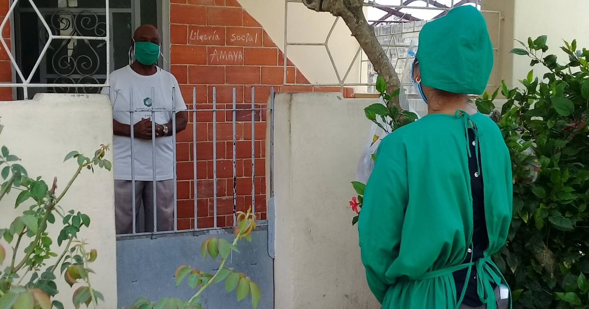 Personal sanitario visita a un cubano en su casa (imagen de referencia) © Facebook/Dirección Provincial de La Habana