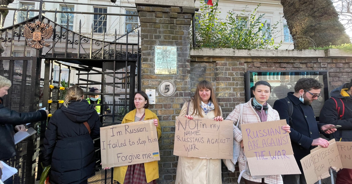 Protesta contra la guerra en Ucrania en Embajada de Rusia en Londres © Twitter Kris Cheng