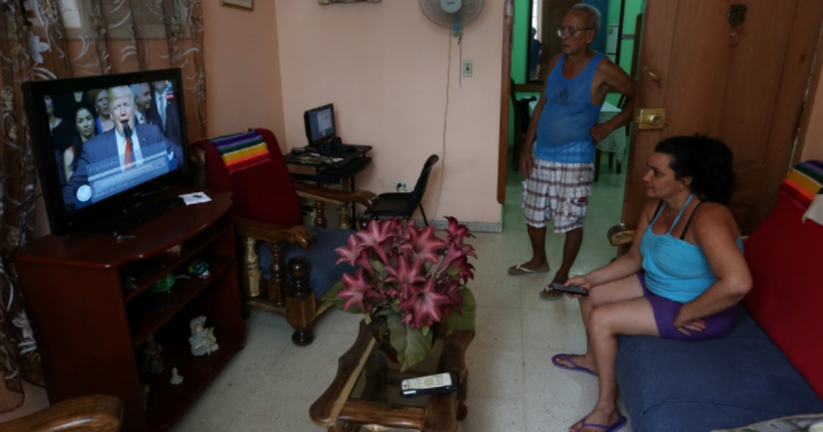 Personas viendo television en Cuba © CiberCuba