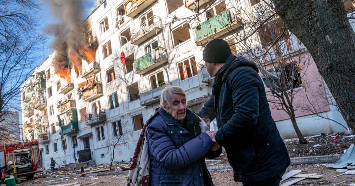Civiles de Ucrania sobrevivientes de un ataque © Twitter Alexander Lourie