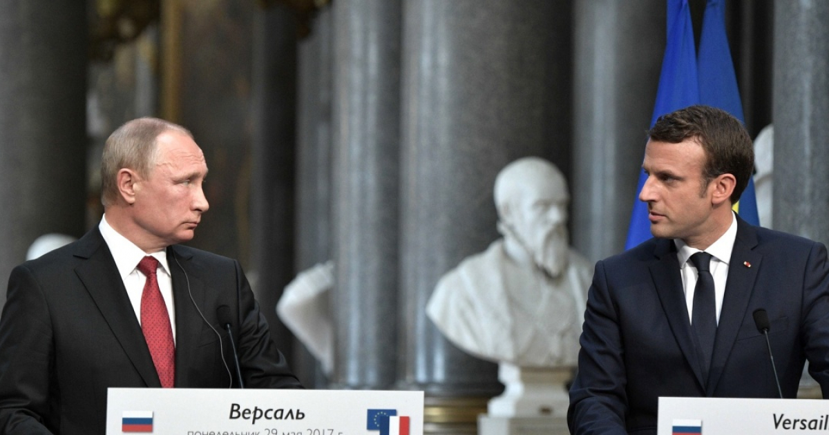 Vladímir Putin y Emmanuel Macron durante la visita del presidente ruso a Francia en 2017 (imagen de referencia) © Wikimedia