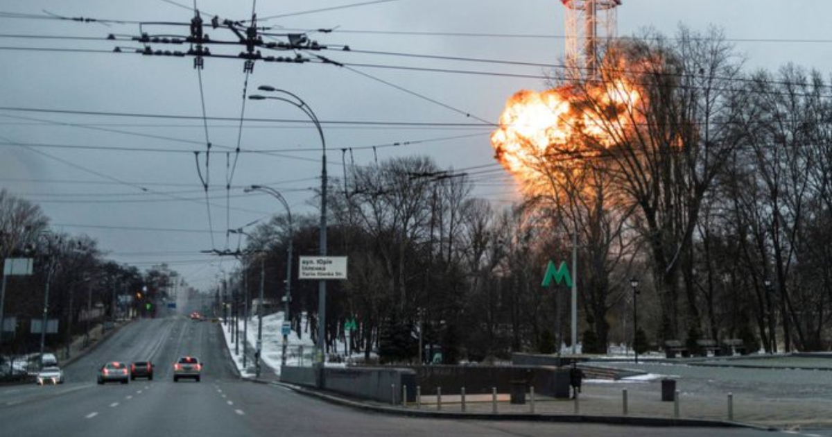 Ataque a la torre de televisión de la ciudad © Twitter/Defence of Ukraine 