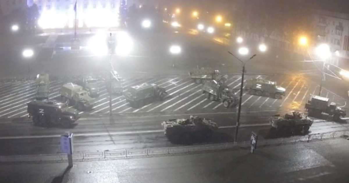 Tanques rusos en el centro de Jersón © Twitter/Maria Alejandra Requena