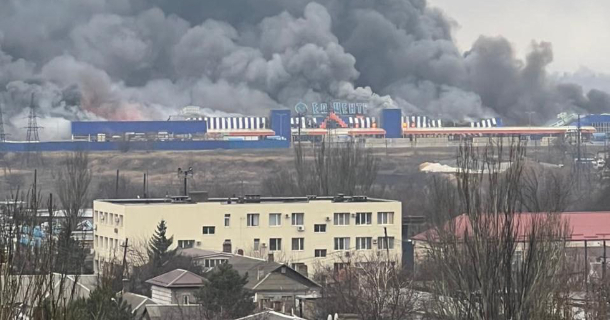 Un gran centro comercial y almacén en llamas en Mariupol © Twitter Moshe Schwartz