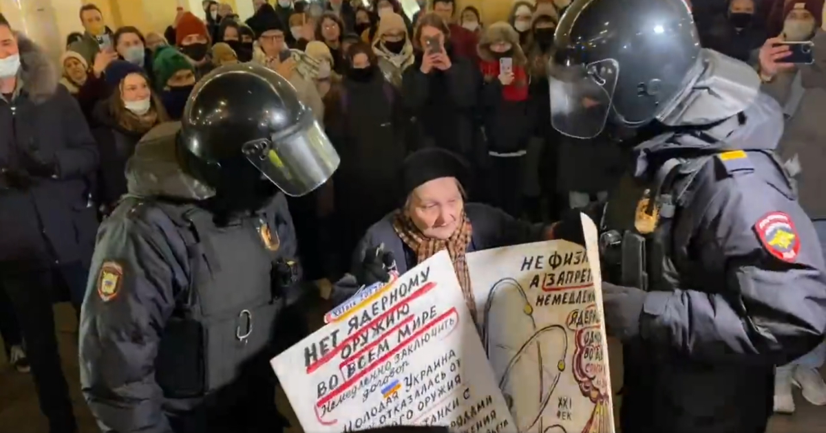 Elena Osipova, de 78 años, detenida por la policía en San Petersburgo © Captura de video de Twitter de Europa Press