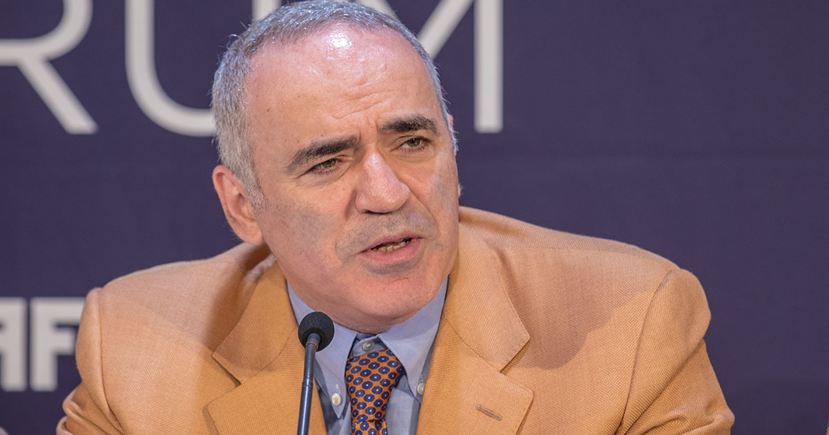 Kasparov pede que potências mundiais joguem Rússia de volta à
