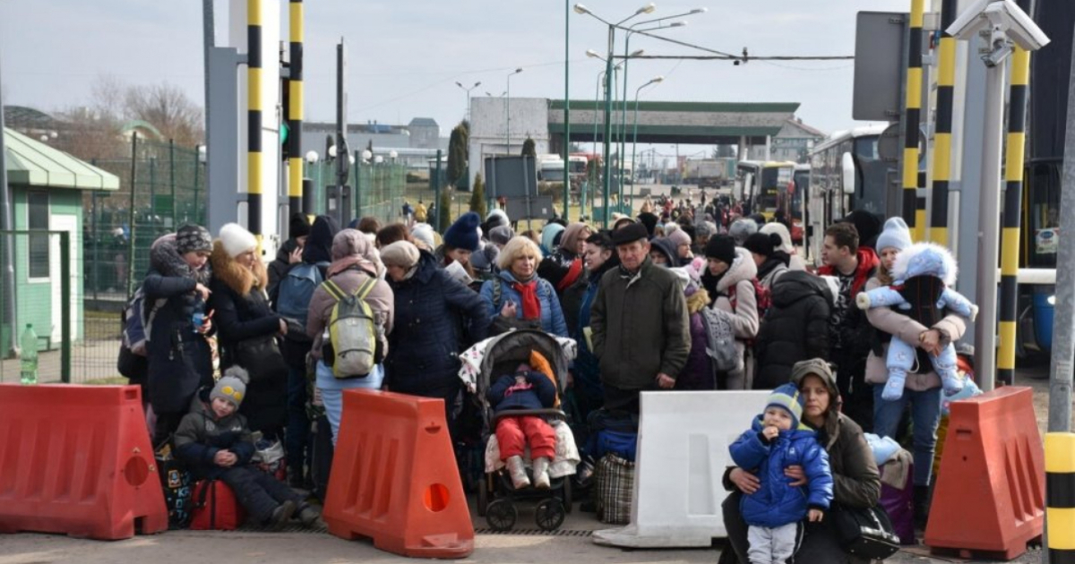 Refugiados entrando Polonia desde Ucrania por el puesto fronterizo de Medyka. © ACNUR/Chris Melzer