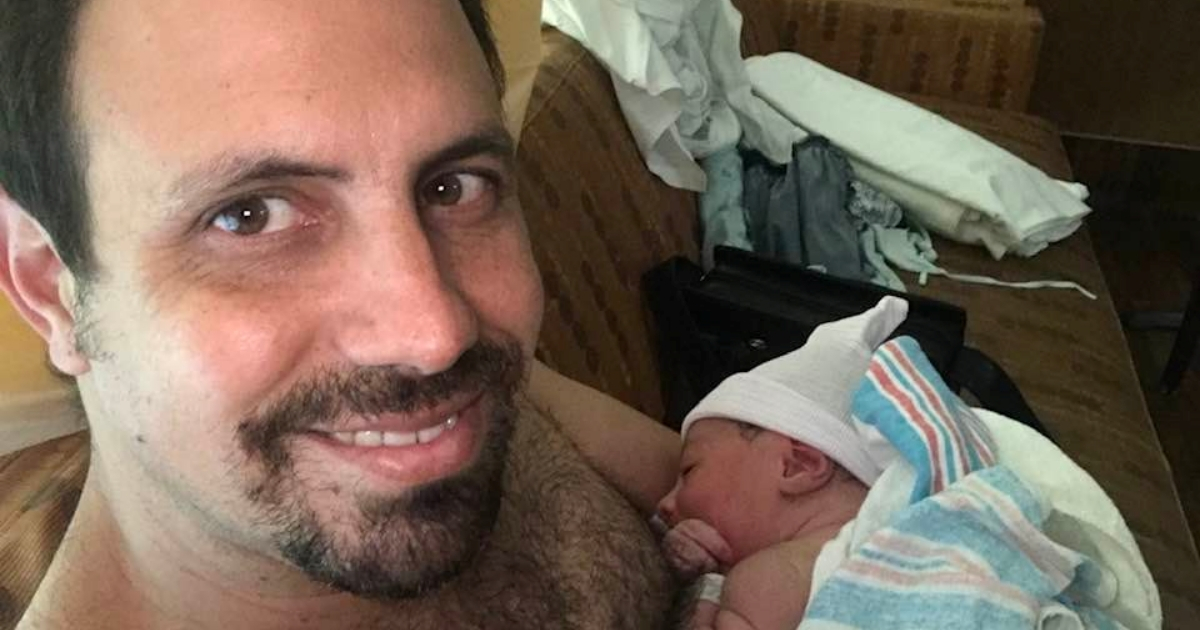 Oscar Casanella junto a su hijo recién nacido © Facebook / Oscar Casanella