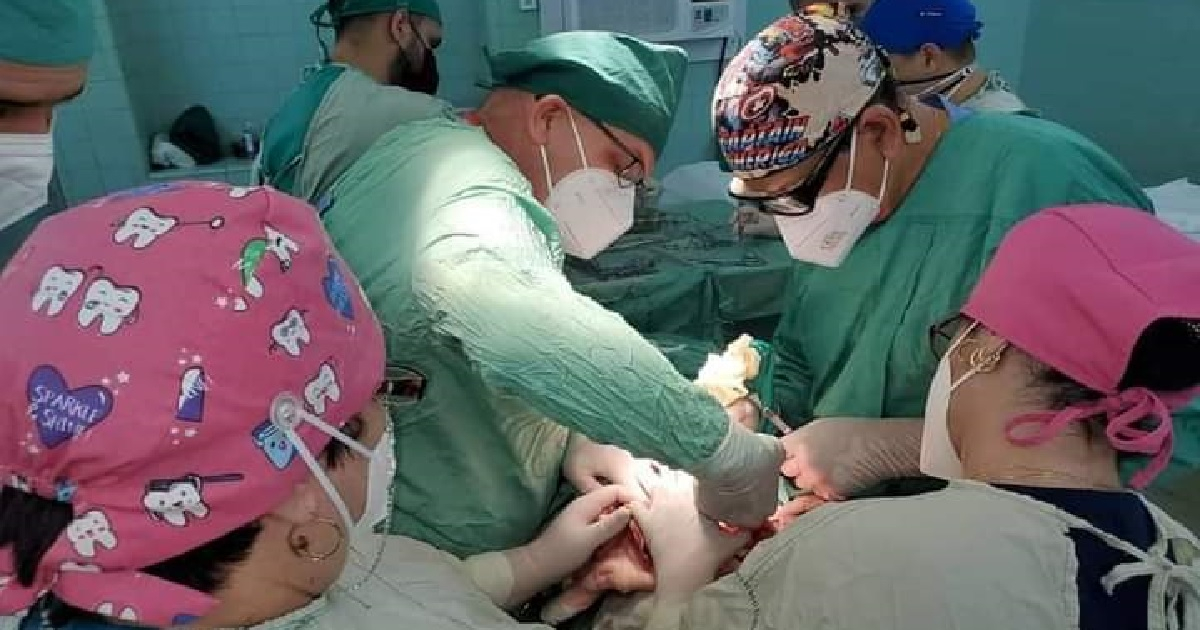 Equipo médico que realizó la cirugía a la menor de un año © Facebook / Jose Hernandez