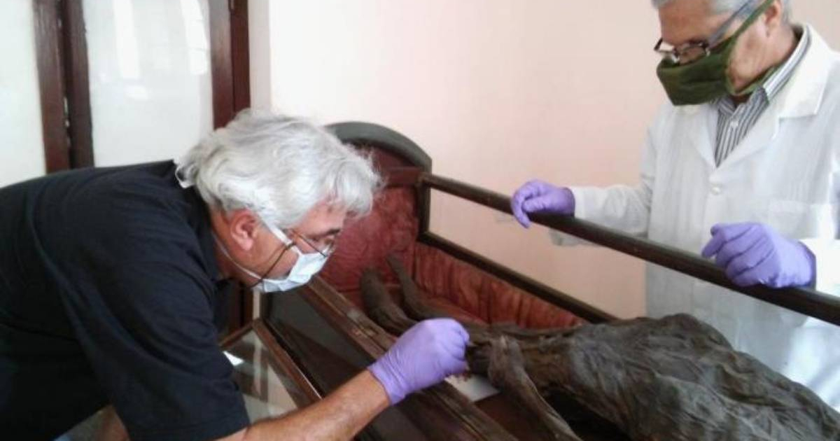 Investigadores cubanos trabajan con la momia guanche © Granma (imagen de Archivo)