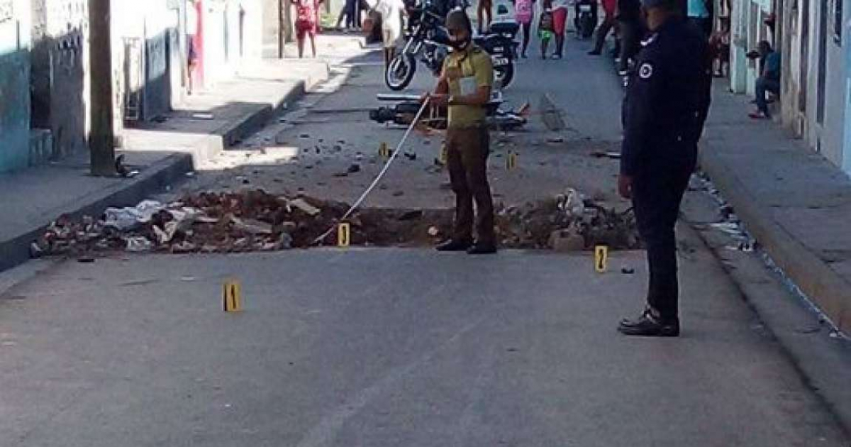 Policías en la calle donde ocurrió el accidente en Santiago de Cuba © ACCIDENTES BUSES & CAMIONES por más experiencia y menos víctimas!’/ Facebook