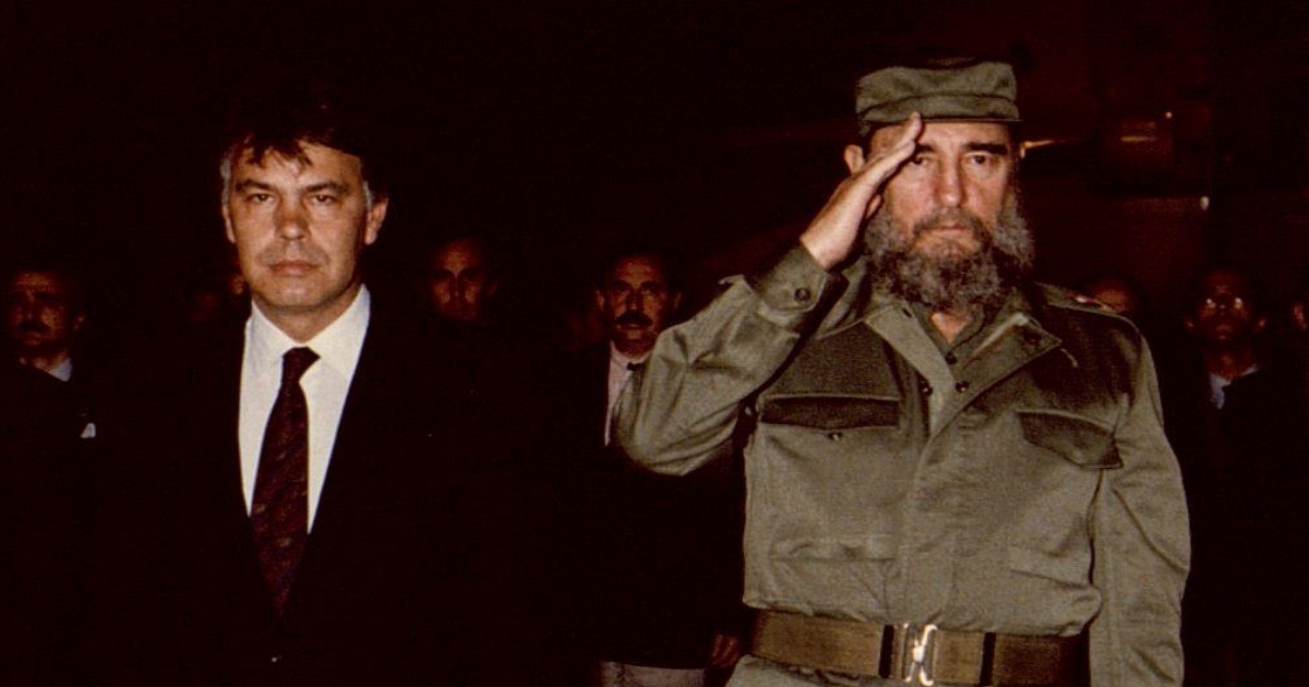 Felipe González y Fidel Castro, en el aeropuerto de La Habana en noviembre de 1986 © Fundación Felipe González