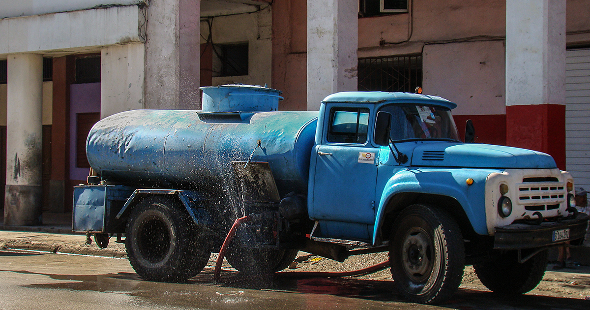 Pipa de agua en La Habana (Imagen de archivo) © CiberCuba