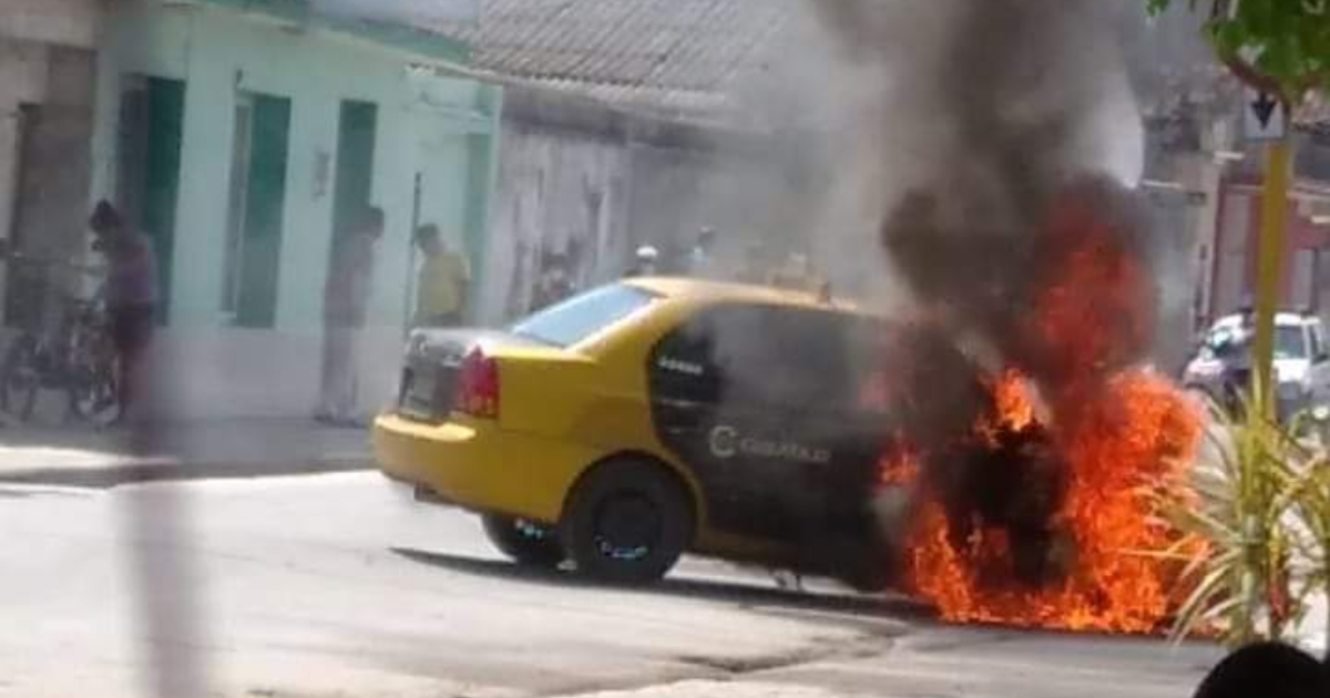 Un taxi estatal arde en plena calle en Sancti Spíritus © Facebook/ ACCIDENTES BUSES & CAMIONES por más experiencia y menos víctimas!