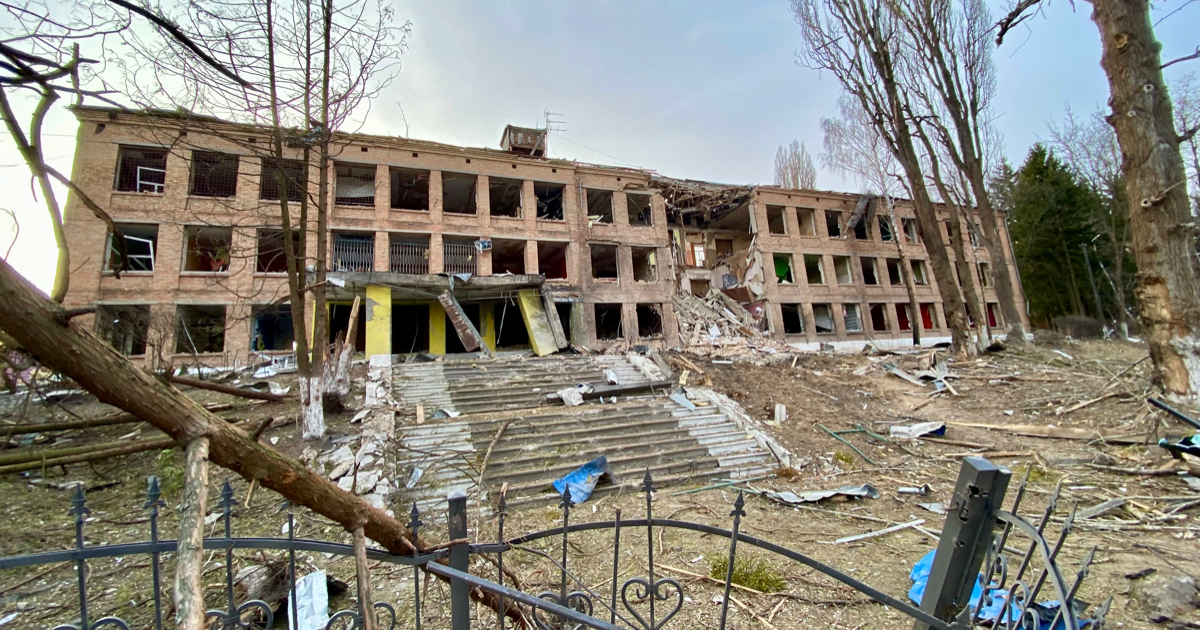 Escuela local en Vasylkiv, al sur de Kiev, bombardeada en febrero © Twitter Illia Ponomarenko