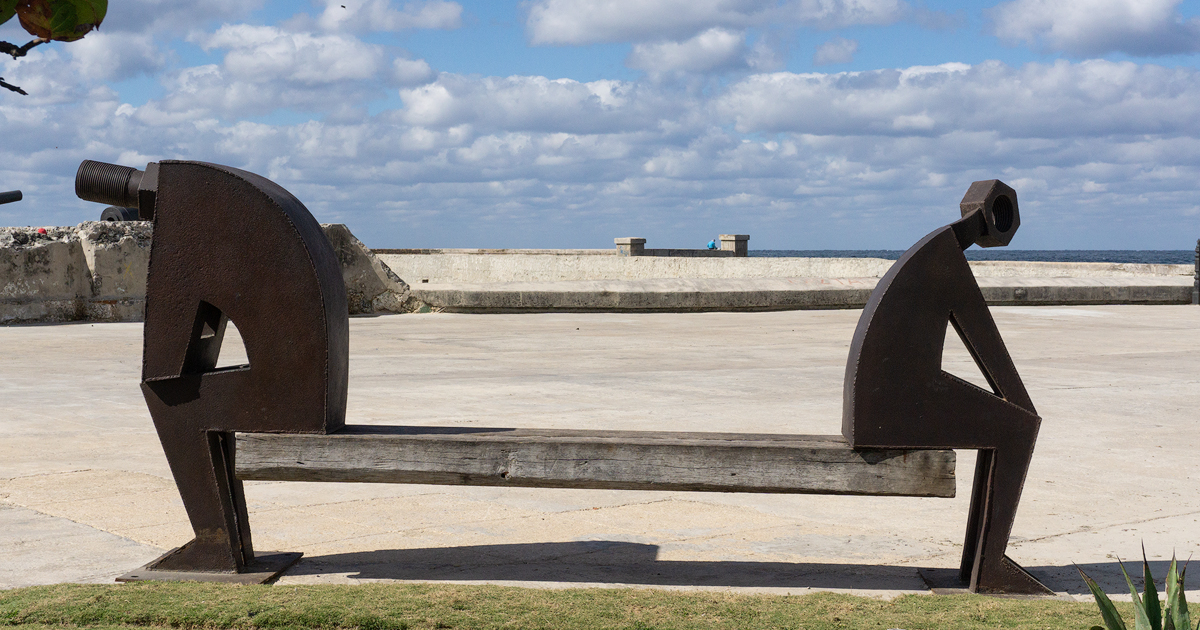 Estructuras de hierro en el Malecón, como parte de la Bienal de La Habana © CiberCuba