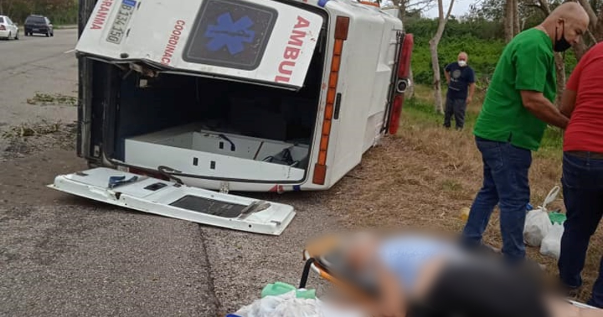 Ambulancia volcada y anciana que era transportada en el vehículo © Facebook/Accidente Buses & Camiones