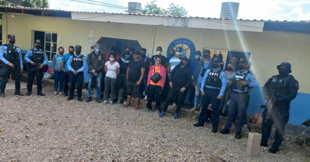Grupo de 30 cubanos detenidos en un operativo el pasado fin de semana en Honduras © Captura de Facebook/Yasmira Locandro News