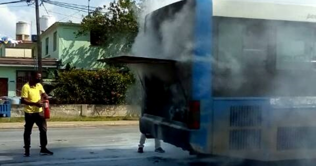 Guagua que se incendió en La Habana © Facebook/Accidentes Buses & Camione