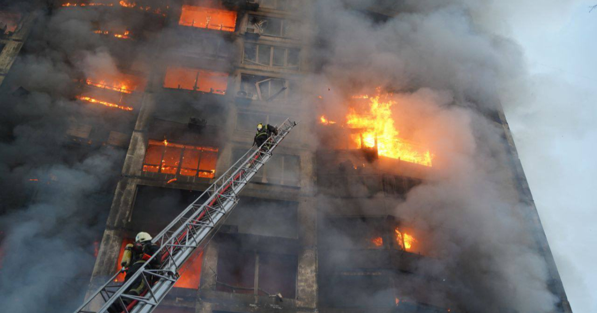 Edificio incendiado en Kiev © Twitter / MFA of Ukraine