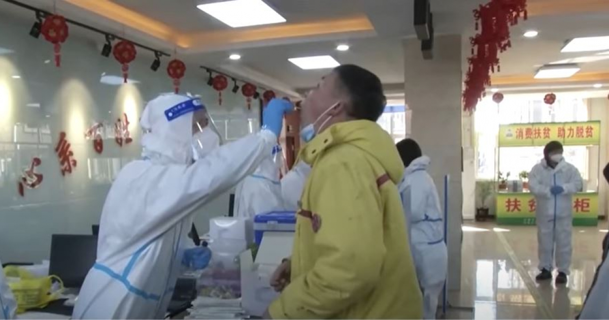 Personal sanitario realiza pruebas PCR en China © YouTube/screenshot-RTVE