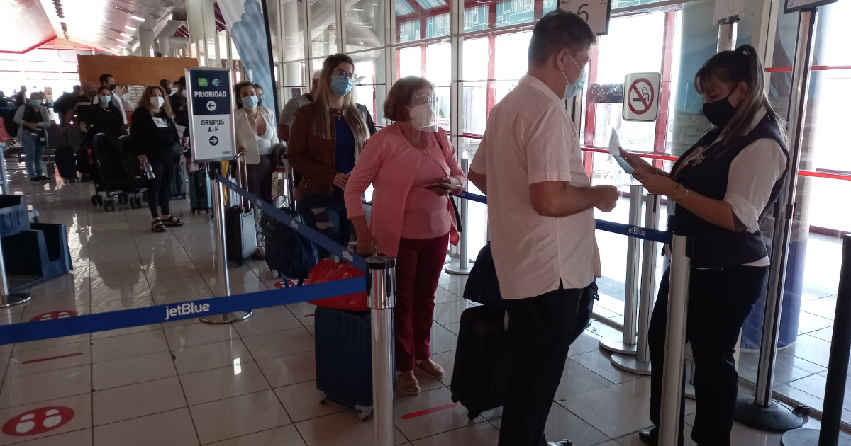 Pasajeros de vuelo de jetBlue en Aeropuerto José Martí © Aeropuerto José Martí / Facebook