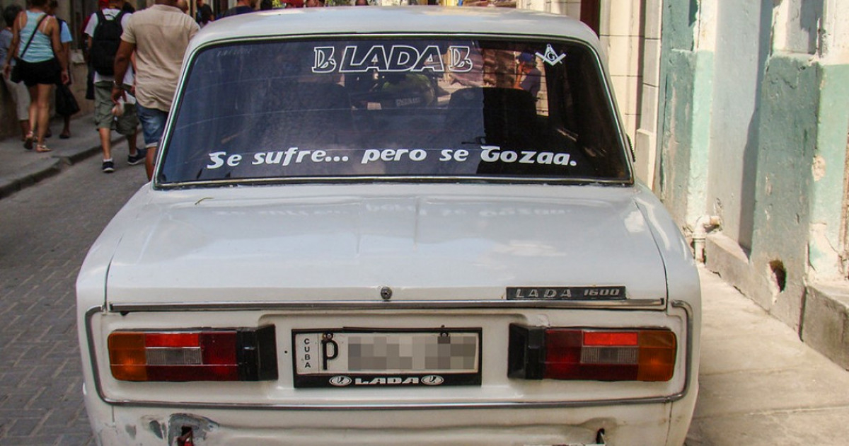 Auto Lada en una calle de La Habana © CiberCuba