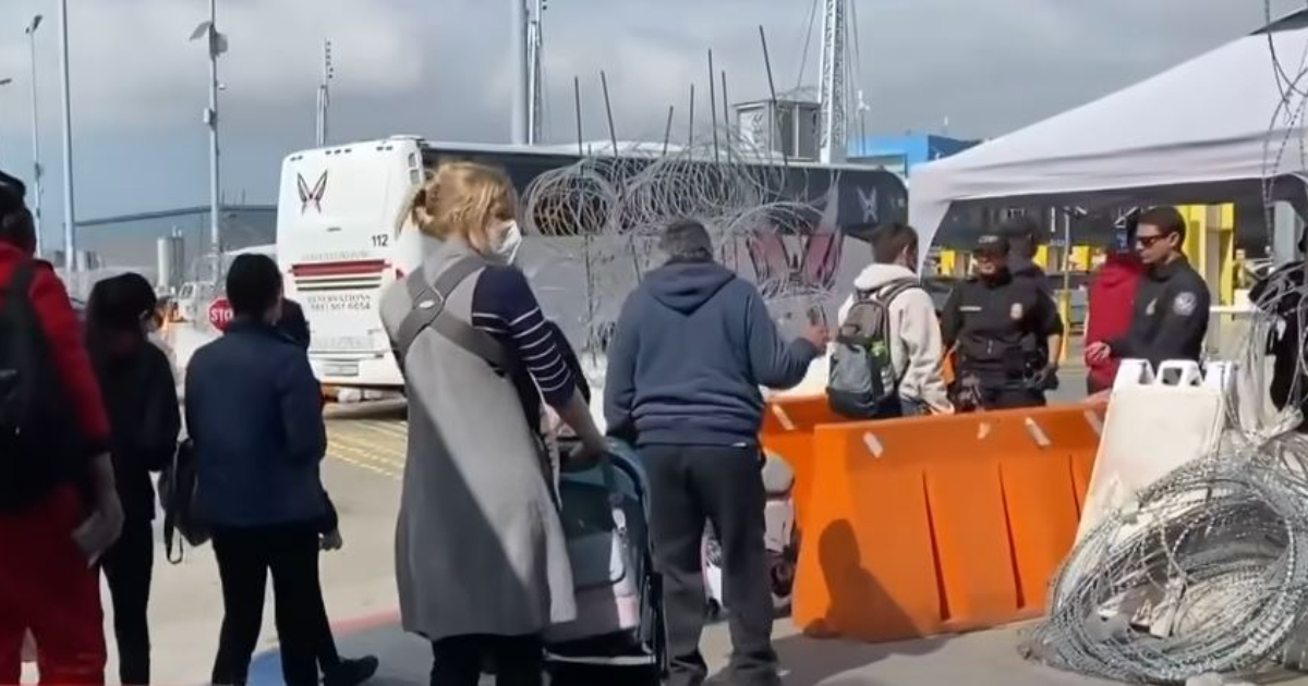 Inmigrantes ucranianos entrando por la frontera terrestre de EE.UU. con México © YouTube / NBC News