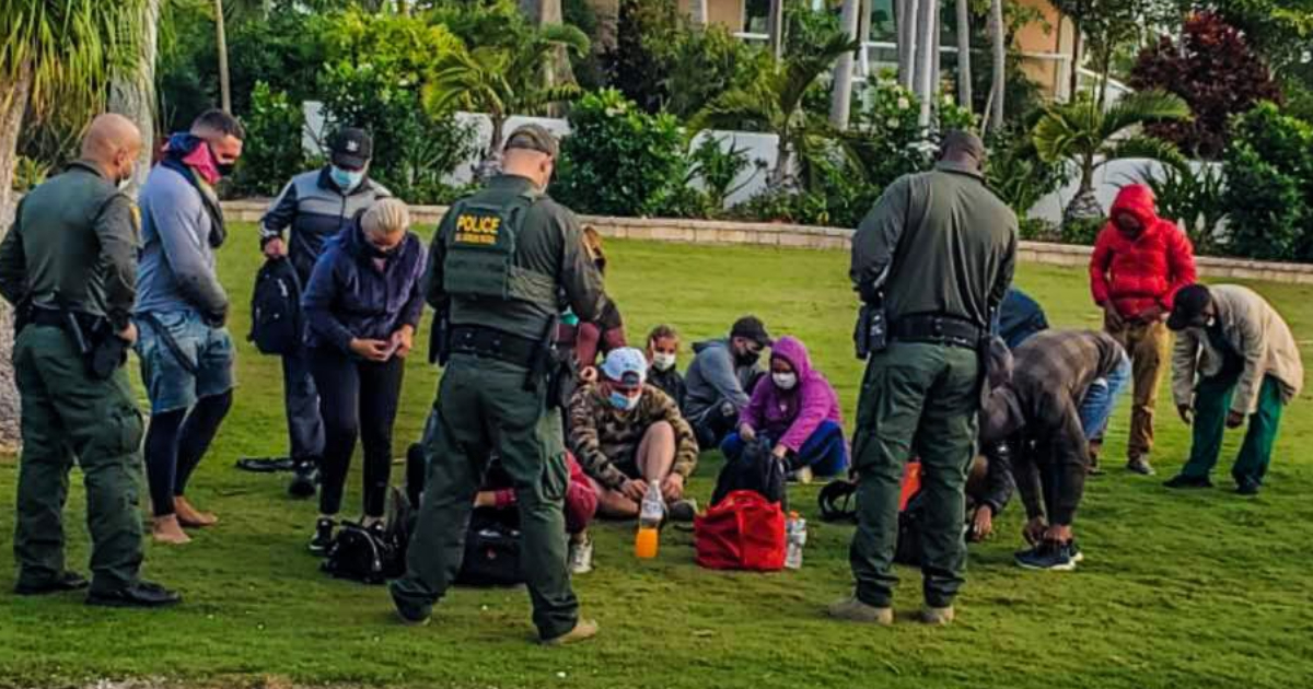 Agentes de la Patrulla Fronteriza atienden a cubanos detenidos tras arribar a los Cayos de Florida © Twitter/Chief Patrol Agent Walter N. Slosar