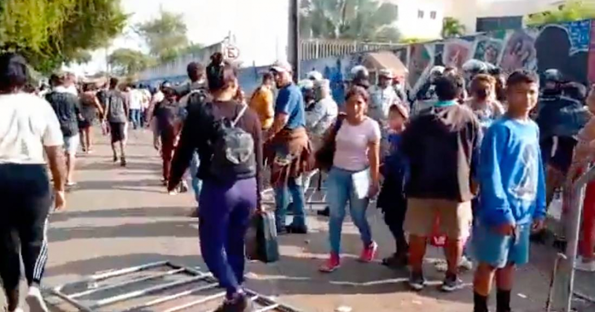 Migrantes reclamando procesar documentos de tránsito en Tapachula. © Captura de video / Twitter