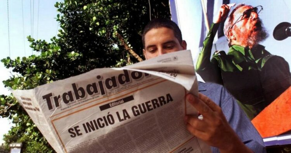 Un lector del diario impreso en La Habana. © Trabajadores