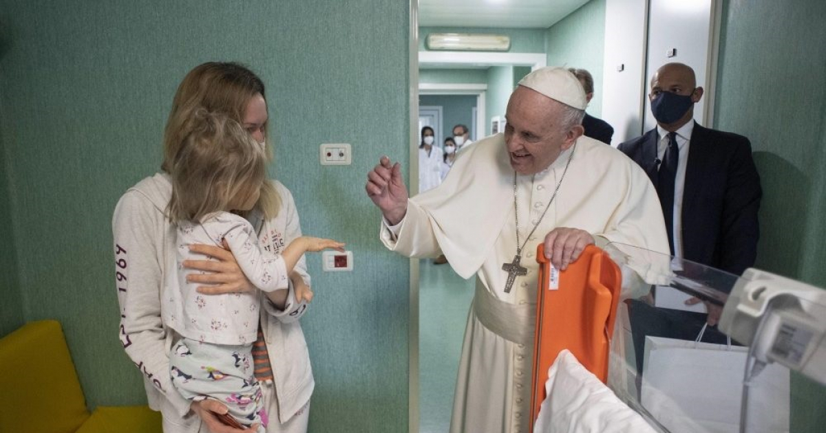 El Papa Francisco saluda a una niña y su madre en el hospital Bambino Gesù © Vatican News