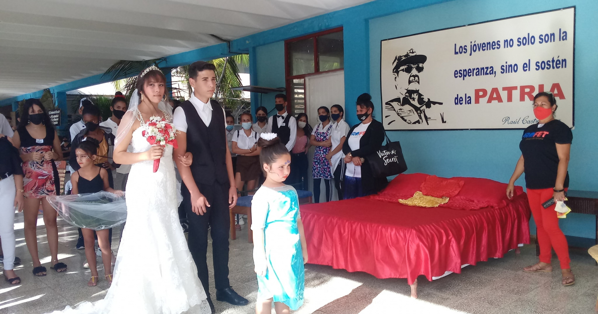 Simulacro de boda entre adolescentes © Facebook / Asamblea Poder Popular Rafael Freyre