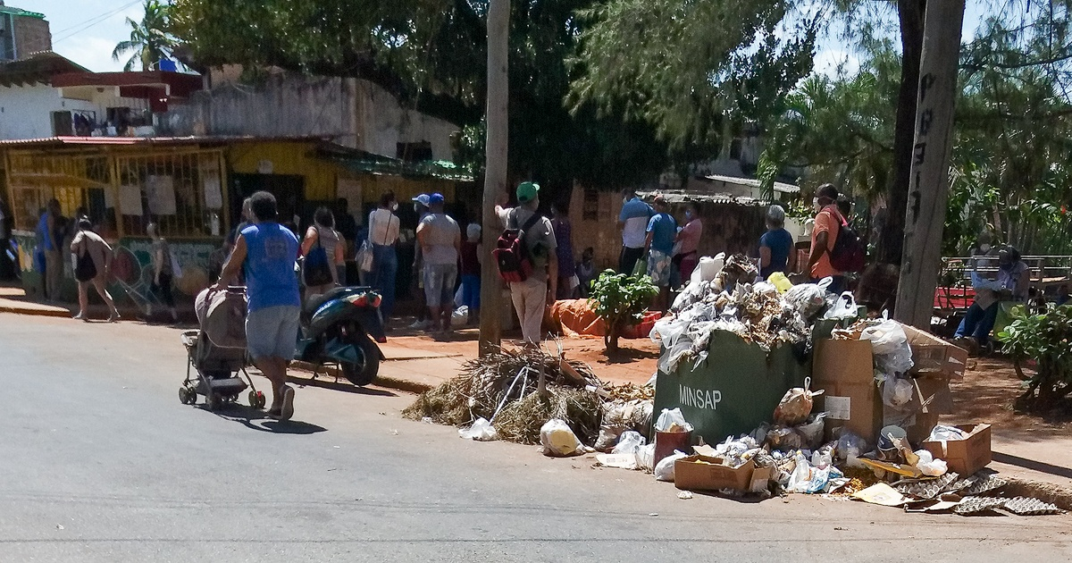 Cola junto a un basurero en Cuba (imagen de referencia) © CiberCuba