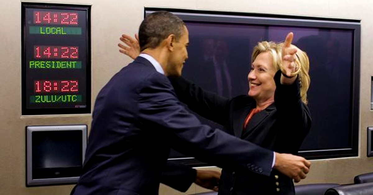 Hillary Clinton abraza al presidente Obama, al aprobarse el 'Obamacare' (imagen de archivo) © Twitter / Hillary Clinton
