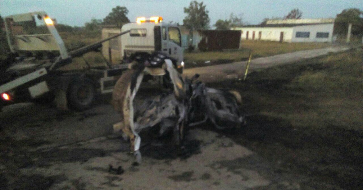 El carro siniestrado se quemó y se partió en dos © Facebook/Accidentes Buses & Camiones por más experiencia y menos víctimas!