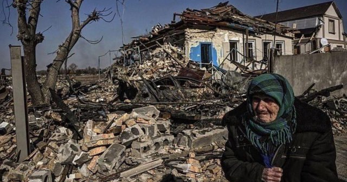 Anciana ucraniana ante casas destruidas por bombardeos rusos © Twitter / Ministerio de Defensa de Ucrania