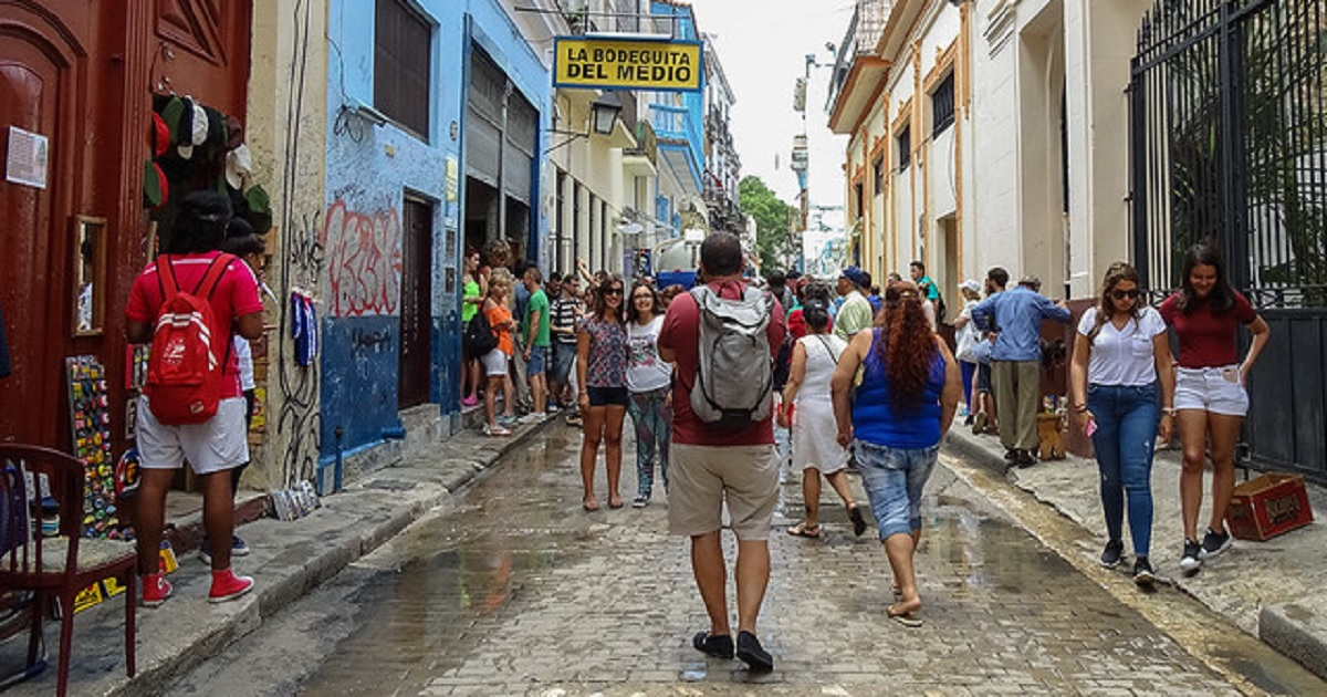 Turistas en La Habana Vieja © CiberCuba