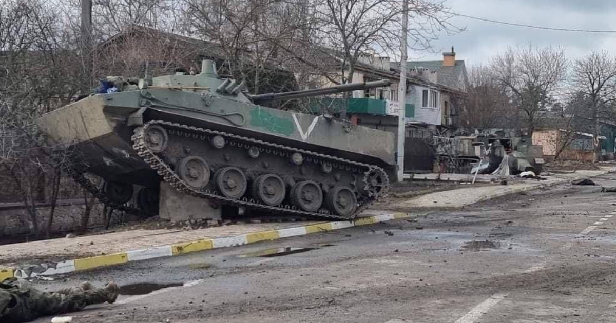 Tanque ruso en ciudad ucraniana de Hostomel (imagen de referencia) © Twitter / @StratCom_AFU 