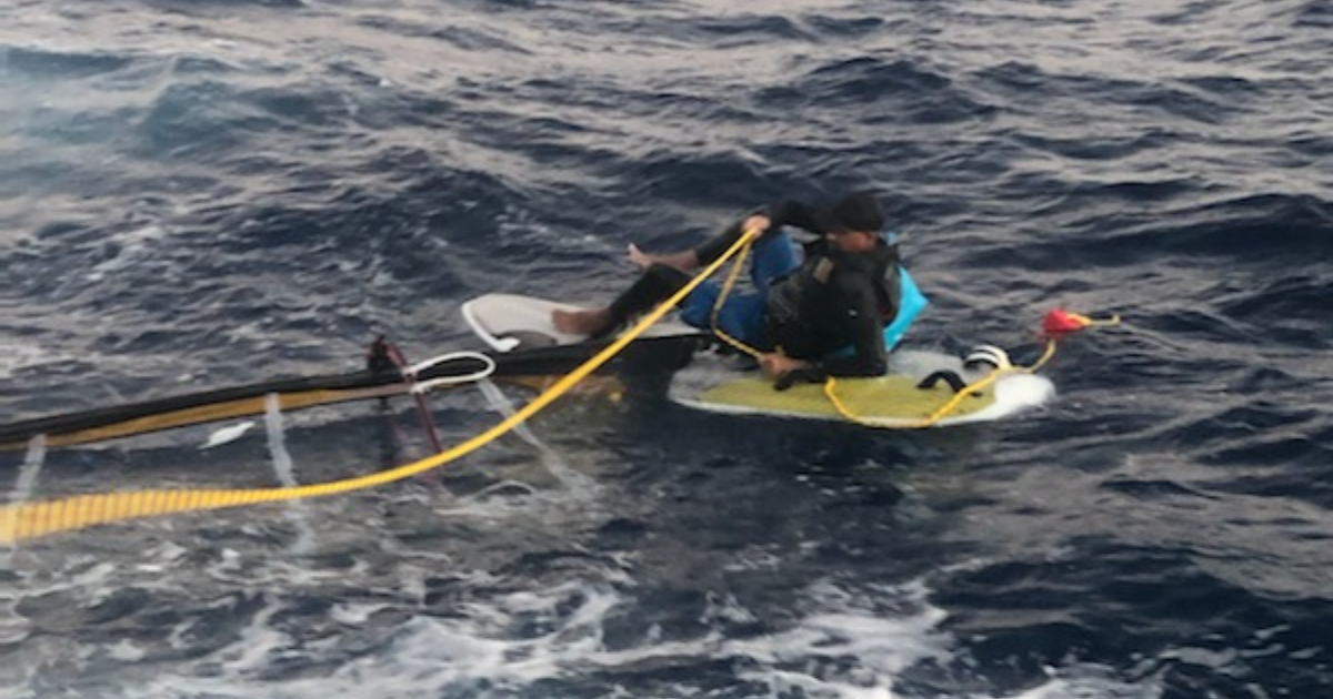 El cubano en el momento en que fue rescatado por la Guardia Costera © Twitter/@USCGSoutheast