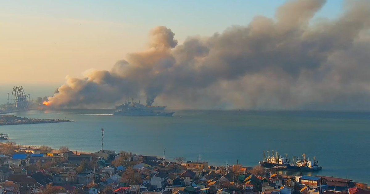 Incendio de un barco en el puerto de Berdiansk, Ucrania © Twitter / @WhereisRussia