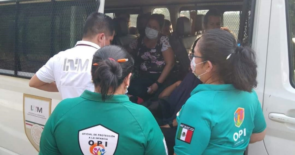 Momento en que las autoridades detuvieron a los cubanos este miércoles © Facebook/Chiapas News