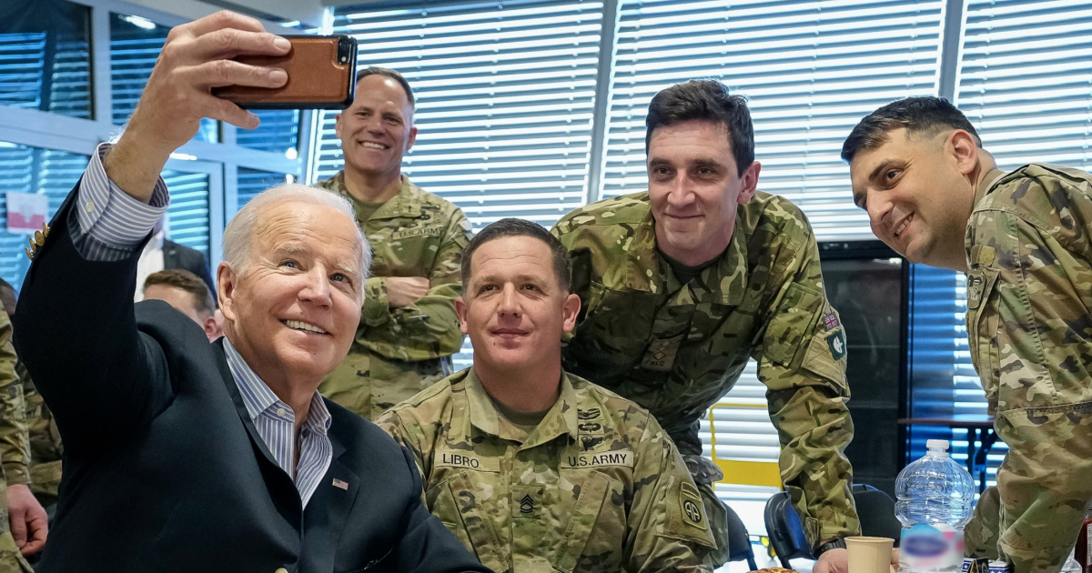 Joe Biden con soldados estadounidenses © Twitter / POTUS