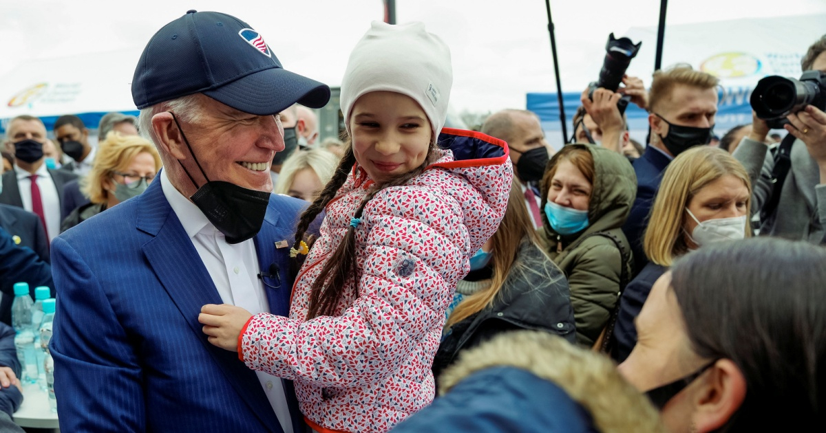 Joe Biden cargó a una niña refugiada en Polonia © Twitter/President Biden
