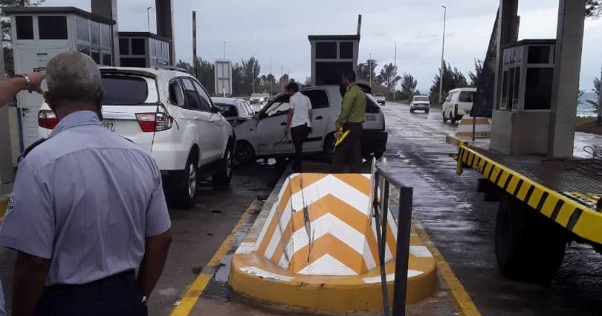 Impacto del vehículo en estación de peaje de Varadero © Facebook / Periódico Girón