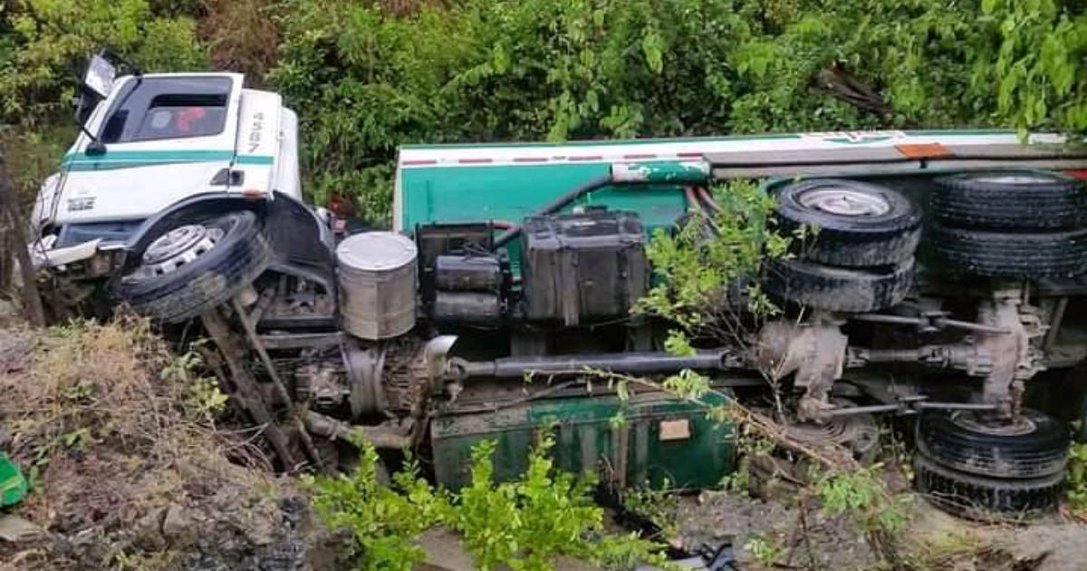 Camión de CUPET volcado en la carretera Moa-Baracoa © Facebook / ACCIDENTES BUSES & CAMIONES por más experiencia y menos víctimas!