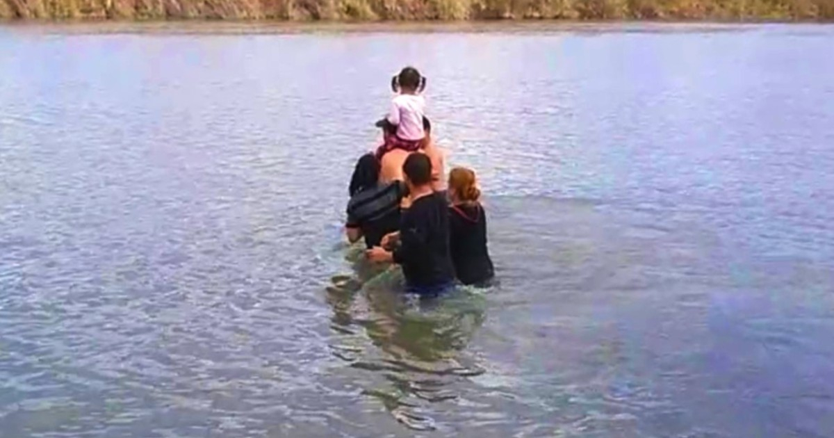 Familia cubana con una niña cruzando el río Bravo © Captura de vídeo Facebook / Lo que otros callan Piedras Negras