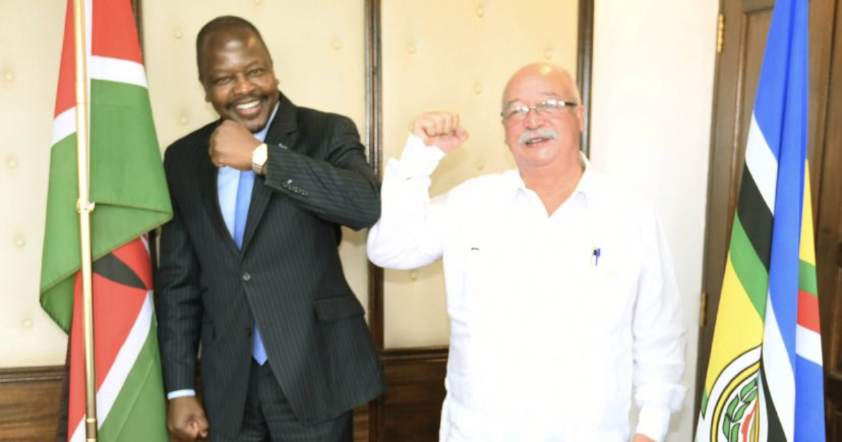 Ministro de Salud de Kenia Mutahi Kagwe y embajador de Cuba en Kenia Juan Manuel Rodríguez © Ministerio de Salud de Kenia